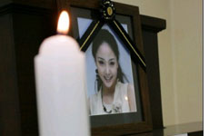 韩女歌手U-NEE自杀身亡