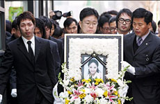 韩女歌手U-NEE自杀身亡